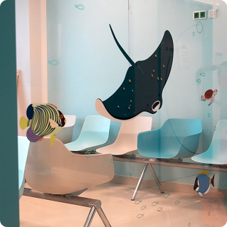 Wandgestaltung Kinderklinik Bethel – Unterwasserwelt mit Rochen und Fischen als Wanddruck im Wartebereich