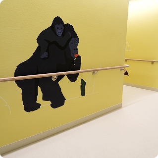Wandgestaltung in der Kinderklinik Bethel – Gorilla-Wanddruck auf gelber Wand im Krankenhausflur