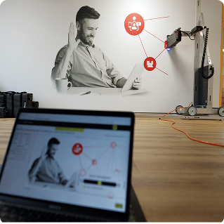 Wanddruck für Sparkasse im Büro – Porträtmotiv mit Infografik auf Putzwand, WallPen Drucker im Einsatz