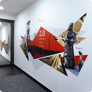 Wandgestaltung Sparkasse Flur – großformatiger Wanddruck mit rot-weißen Grafiken und historischem Motiv