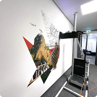 Wanddruck Sparkasse im Entstehen – WallPen druckt Landschaftsmotiv auf Trennwand