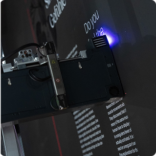 WallPen UV-Drucker beim Wanddruck in der Zoo Dresden Ausstellung – Druckprozess auf dunkler Wand